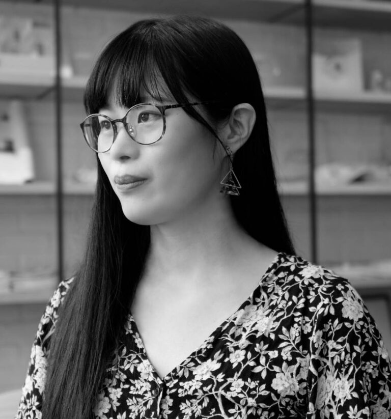 二十年の筆が、お店の顔を書き上げます。